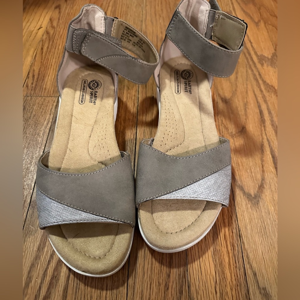 Earth Spirit Women's Gray and Silver Sandals - Picture 2 of 4
